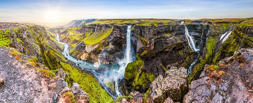 Panoramisch uitzicht op het paradijs, waterval in IJsland