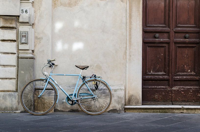 Vintage fiets in de straten van Pietrasanta Italië van Thomas Boudewijn