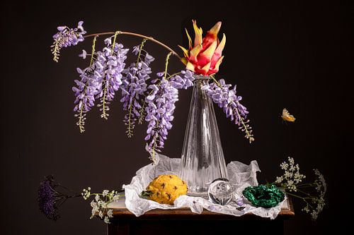 Stilleven van drakenfruit met blauwe regen en malachiet van Willy Sengers