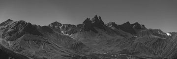 Aiguilles d'Arves, Savoie, Frankrijk (monochroom) van Imladris Images