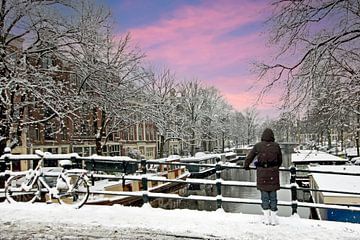 Besneeuwd Amsterdam  in de winter in Nederland bij zonsondergang van Eye on You