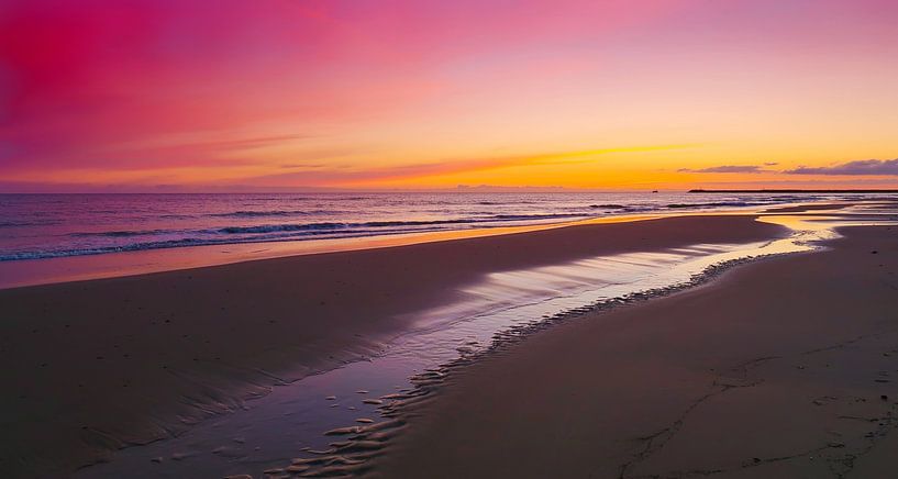 Sunset by the sea by Bo Valentino