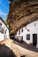 Weißes Bergdorf mit Haus im Felsen in Andalusien / Spanien