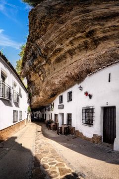 Wit bergdorp met huis in de rotsen in Andalusië / Spanje van Voss Fine Art Fotografie