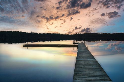 Steiger die in een Zweeds meer reikt