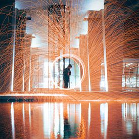 Steelwool spinning with reflection by Robin van Steen