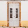Witte deur in Ericeira, Portugal | Reisfoto van Expeditie Aardbol