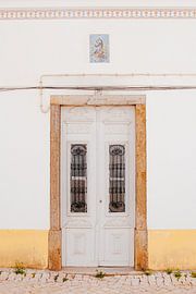 White door in Ericeira, Portugal | Travel Photo by Expeditie Aardbol