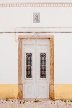 Witte deur in Ericeira, Portugal | Reisfoto van Expeditie Aardbol