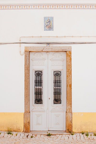Porte blanche à Ericeira, Portugal | Travel Photo par Expeditie Aardbol