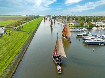 Luchtfoto van historische zeilschepen tijdens de  Workumer Strontrace in Workum in Friesland Nederland van Eye on You