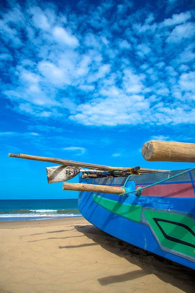 Bateau de pêche en bois coloré sur la plage de Kalkudah, Sri Lanka par Jan Fritz