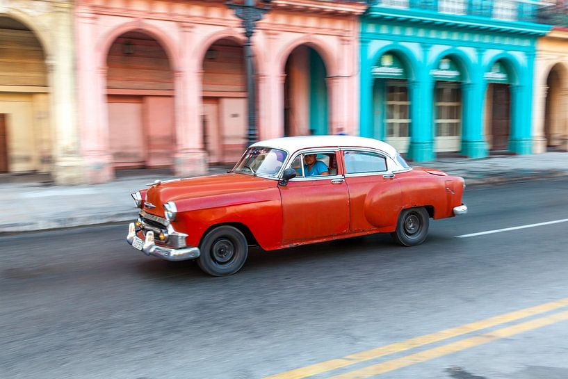 Voiture classique vintage à Cuba dans le centre de La Havane. One2expose Wout kok Photographie.  par Wout Kok