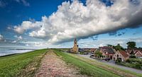 Donkere wolk boven de kerktoren van Wierum (Friesland) van Martijn van Dellen thumbnail