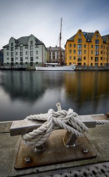 Segelschiff im Hafen von Ålesund, Norwegen von qtx