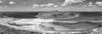 Lagune de Balos Beach en Crète en Grèce en noir et blanc. sur Manfred Voss, Schwarz-weiss Fotografie