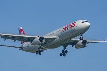 SWISS Airbus A330-300 vlak voor de landing. van Jaap van den Berg