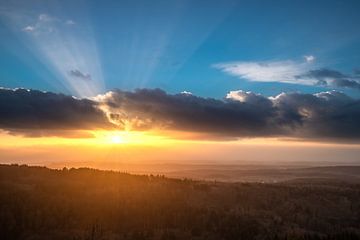 Landschaftsaufnahme auf einem Berg ins Tal zum Sonnenuntergang Dramatische Wolken von Fotos by Jan Wehnert