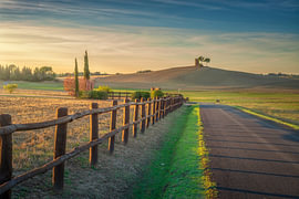 Landweg met houten hek bij zonsondergang in de buurt van Bibbona, Toscane van Stefano Orazzini