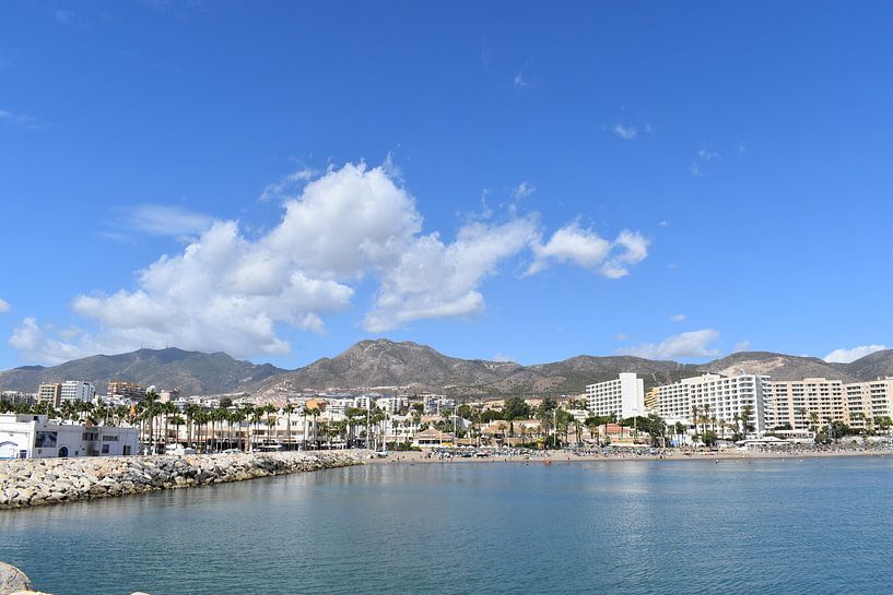 Die Stadt unter einem Sommerhimmel von Claude Laprise