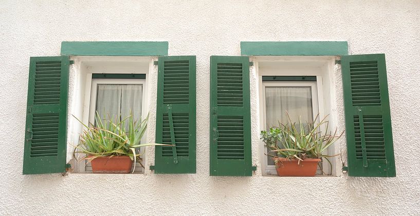 Volets verts à deux petites fenêtres en Espagne - photographie de rue et de voyage par Christa Stroo photography