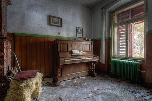 Vergessene Träume – Klavier in verlassenem Raum