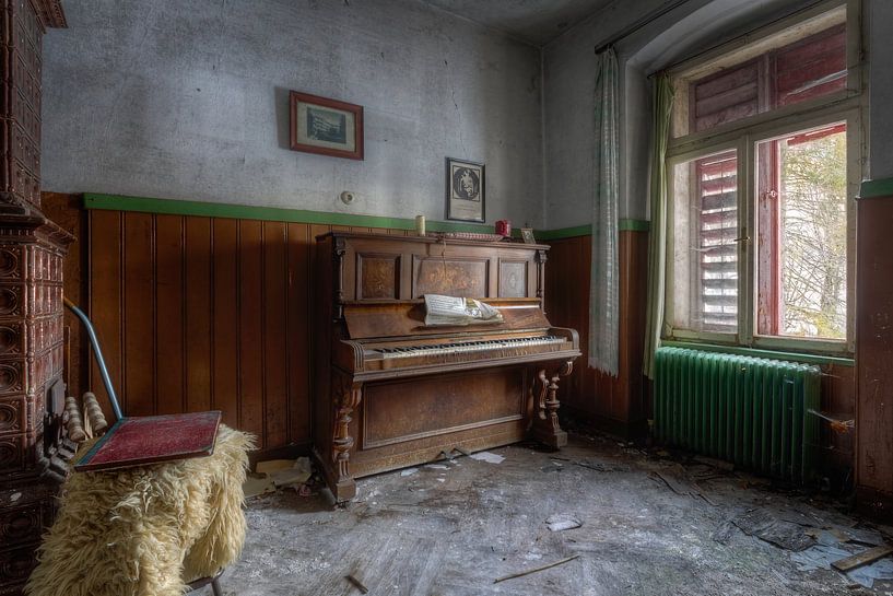 Vergessene Träume – Klavier in verlassenem Raum von Roman Robroek