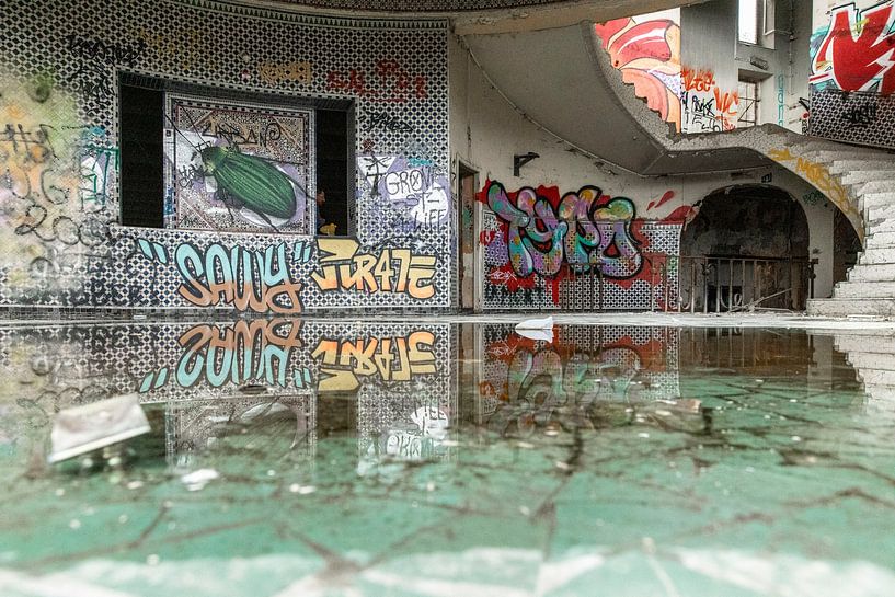 Reflexion in baufälligem Gebäude von Margit Houtman