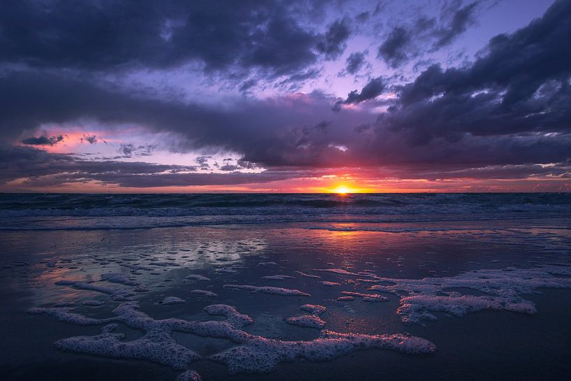 Ondergaande zon op de Noordzee bij Ouddorp van Eddy 't Jong