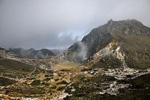 Weites Vulkanpanorama im Nebel