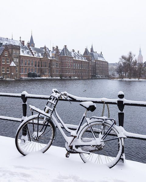 Ondergesneeuwde fiets voor het Binnenhof in Den Haag van OCEANVOLTA
