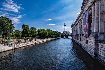Uitzicht op Berlijn langs het Spree-kanaal van Thomas Riess