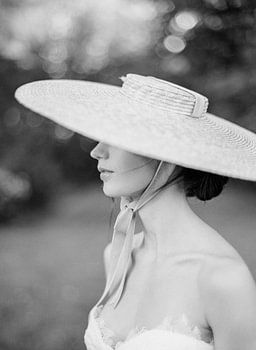 Vrouw met hoed op het franse platteland