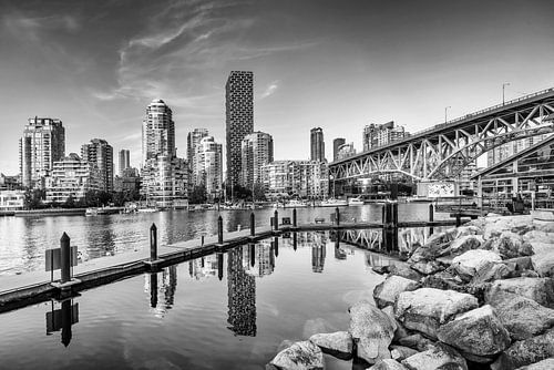 Impressie van Vancouver vanaf Granville Island | Monochrom