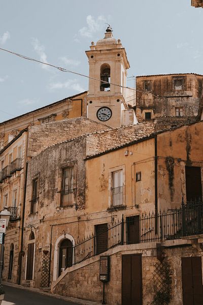 Kerk in het oude gedeelte van Ragusa, Sicilië Italië van Manon Visser