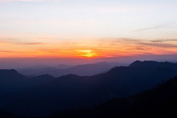 zonsondergang over de bergen van Sequoia National Park in Sierra Nevada - Californië natuur landschap foto print - reis fotografie