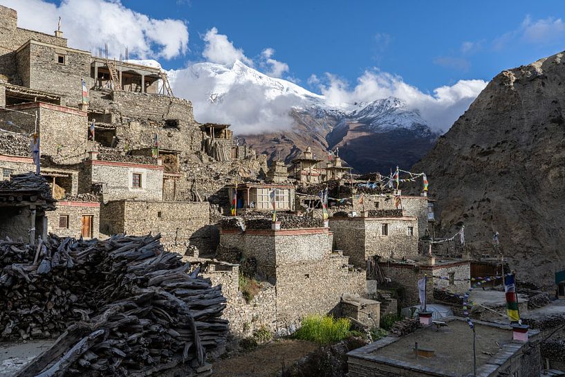 Jester village in Himalaya Nepal by Tessa Louwerens