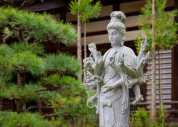 Statue d'Amabiki Kannon dans le jardin d'un temple japonais