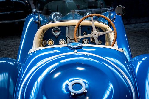 cockpit van een vooroorlogse Bugatti cabrio in het blauw