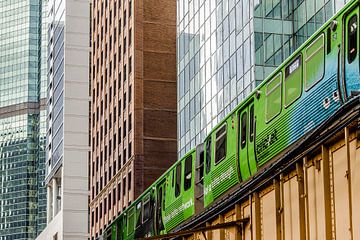 Bovengrondse metro langs wolkenkrabbers in Chicago van Jille Zuidema