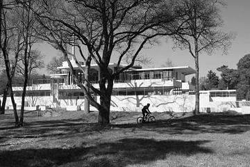 de eenzame fietser bij sanatorium Zonnestraal van Peter de Ruig