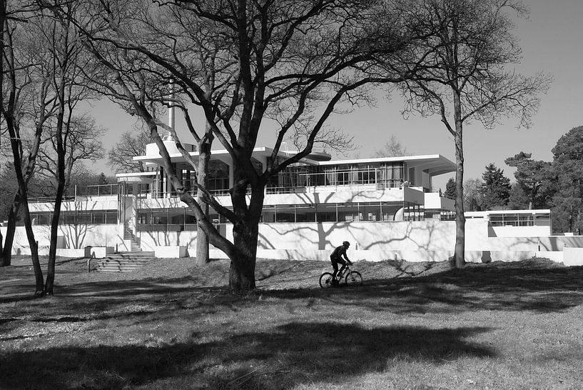 de eenzame fietser bij sanatorium Zonnestraal by Peter de Ruig