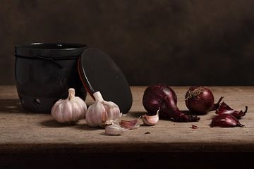 Red Onions & Fresh Garlic van Alexander Tromp