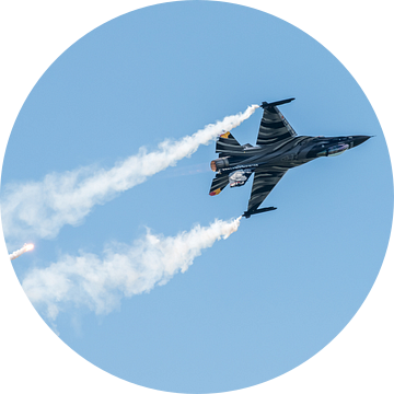 Onderste boven vliegende F-16 Fighting Falcon van Wim Stolwerk