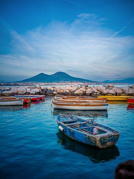Napels - Boten in de haven en de Vesuvius op de achtergrond van t.ART