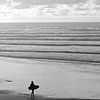 Surfer op het strand van Eddo Kloosterman