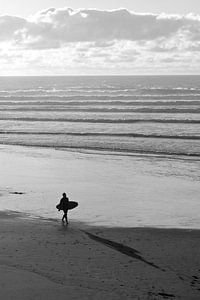 Surfer op het strand van Eddo Kloosterman