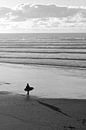 Surfer op het strand van Eddo Kloosterman thumbnail