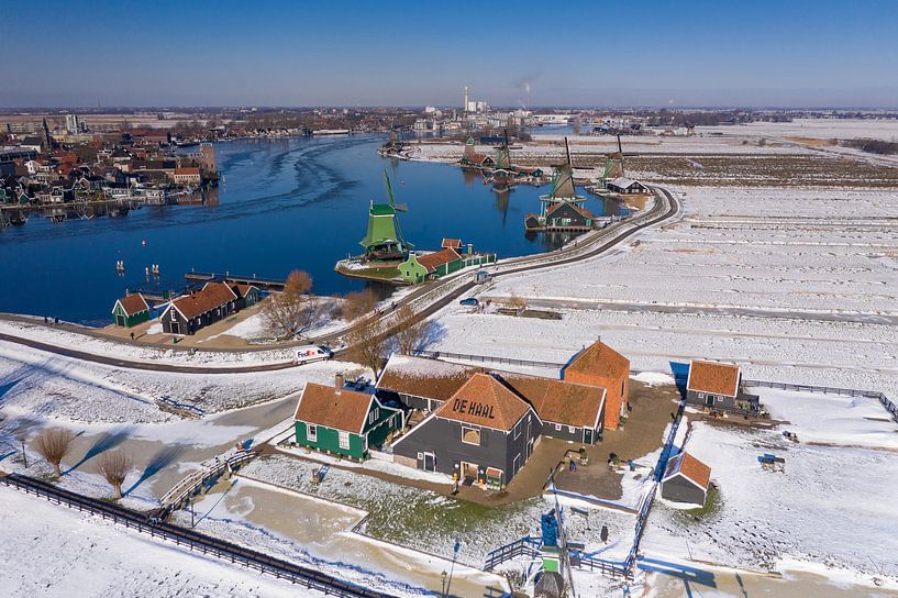 Zaanse Schans in the snow by Menno Schaefer