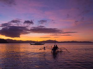 Coucher de soleil coloré sur la plage de Port Barton, Palawan sur Teun Janssen